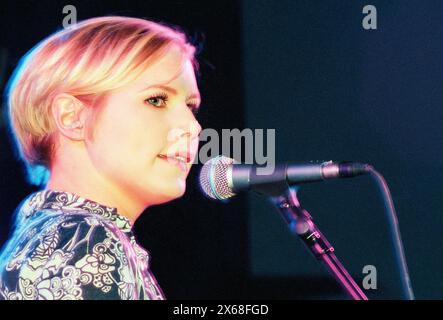 NINA PERSSON, YOUNG, THE CARDIGANS, 1996: Eine junge Nina Persson von den Cardigans, die am 20. Januar 1996 in den Anson Rooms der Bristol University in Bristol, England, Großbritannien, auf einer frühen Tour teilnahm. Foto: Rob Watkins. INFO: The Cardigans, eine schwedische Band, die in den frühen 90er Jahren gegründet wurde, erlangte mit Hits wie Lovefool internationale Bekanntheit. Ihr eklektischer Sound verbindet Pop-, Rock- und Indie-Elemente, geprägt von Nina Perssons unverwechselbarem Gesang und einer Vorliebe für eingängige Melodien. Stockfoto