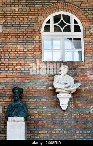 Skulpturen auf einer Backsteinmauer in der Galerie des Gebäudes der Medizinischen Fakultät der Universität Szeged. Stockfoto