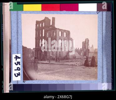 Blick auf den „Burnt District“, Richmond, Virginia, mit zwei schwarz gekleideten Frauen, die sich dem Panzer eines vierstöckigen Gebäudes nähern, vom Feuer entkernt, Civil war Photos 1861-1865 Stockfoto