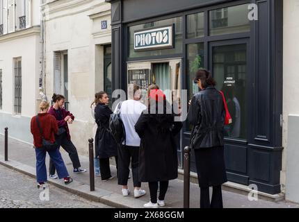 Paris, Frankreich 04.29.2024 Fotoautomat Studio. Leute warten darauf, Fotos in der ältesten Fotobude von Paris zu machen. Stockfoto