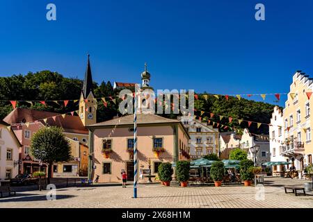 Der Marktplatz mit der Pfarrkirche St. Johann Baptist in Riedenburg, Niederbayern, Bayern, Deutschland Stockfoto