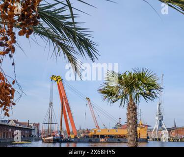 Schwimmkran transportiert beschädigtes Schiff Stockfoto