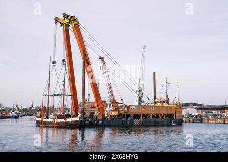 Schwimmkran mit beschädigtem Schiff Fridthjof Stockfoto