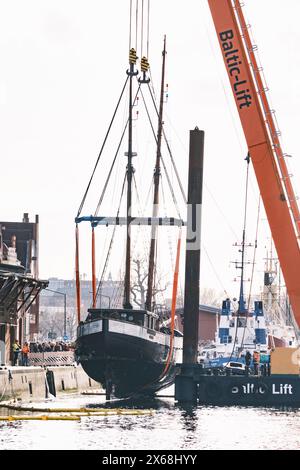 Heben eines versunkenen traditionellen Schiffes mit einem schwimmenden Kran Stockfoto