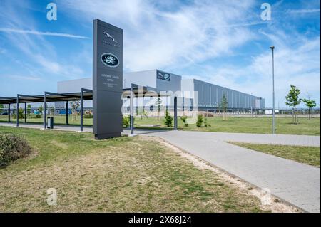 Nitra, Slowakei - 13. Mai 2024: Jaguar Land Rover Fertigungswerk in Nitra. Jaguar Land Rover Produktionsstätte. Slowakei. Stockfoto