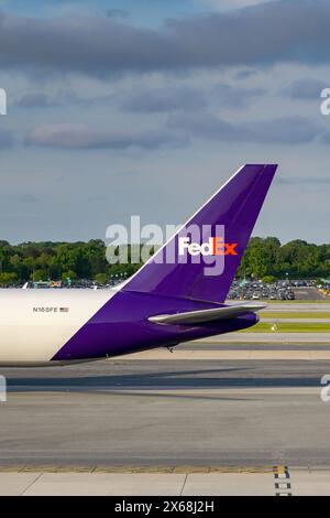 Baltimore, Maryland, USA - 3. Mai 2024: Heckflosse des Frachtflugzeugs Boeing 767 (N168FE), betrieben von Federal Express FedEx Stockfoto