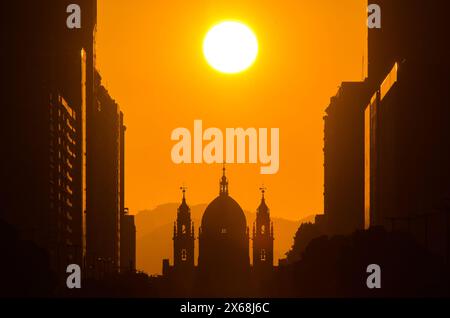 Wunderschöner Sonnenaufgang über der Silhouette der Candelaria-Kirche in der Innenstadt von Rio de Janeiro Stockfoto