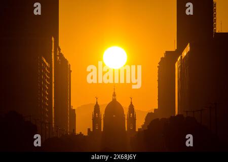 Wunderschöner Sonnenaufgang über der Silhouette der Candelaria-Kirche in der Innenstadt von Rio de Janeiro Stockfoto