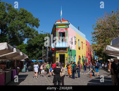 La Boca, Buenos Aires, Argentinien, bunt bemalte Häuser im Hafenviertel rund um die Gasse El Caminito Stockfoto