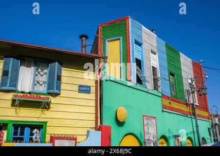 La Boca, Buenos Aires, Argentinien, bunt bemalte Häuser im Hafenviertel rund um die Gasse El Caminito Stockfoto