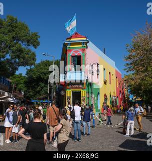 La Boca, Buenos Aires, Argentinien, bunt bemalte Häuser im Hafenviertel rund um die Gasse El Caminito Stockfoto