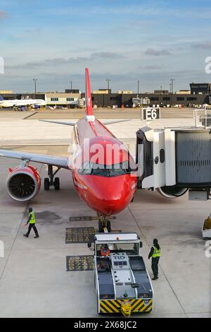 Baltimore, Maryland, USA - 3. Mai 2024: Nahaufnahme der Vorderseite eines Airbus A320 Neo Jets (Kennzeichen TF-PBB) der isländischen Fluggesellschaft Play Stockfoto