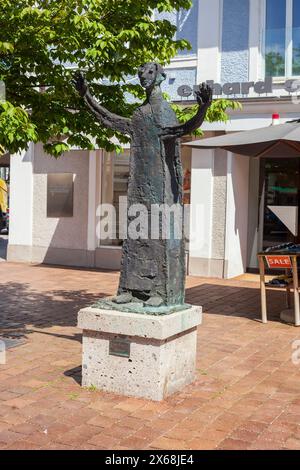 Bahnhofstraße mit Haus und Skulptur des Neuen Adam von Heinrich Kirchner, Prien am Chiemsee, Oberbayern, Bayern, Deutschland, Europa Stockfoto