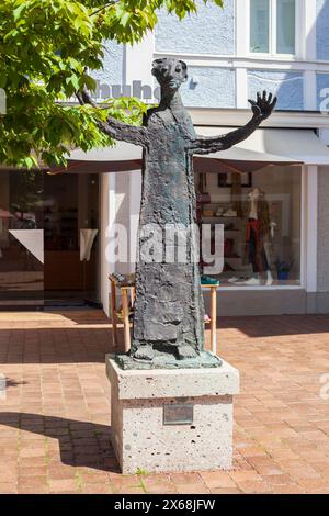 Bahnhofstraße mit Haus und Skulptur des Neuen Adam von Heinrich Kirchner, Prien am Chiemsee, Oberbayern, Bayern, Deutschland, Europa Stockfoto