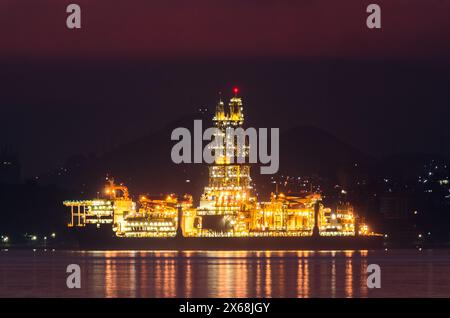 Ölbohranlage mit Lichtern an der Guanabara Bay in Rio de Janeiro, Brasilien Stockfoto