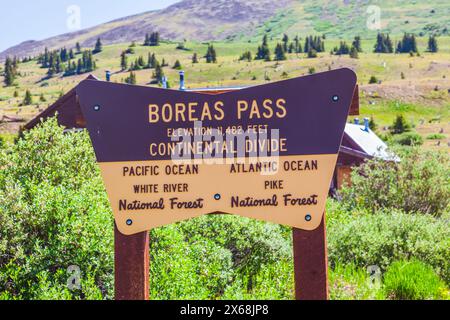 Blick von der Boreas Pass Road in Colorado. Die Denver, South Park and Pacific Narrow Gauge Railroad diente einst dieser Gegend und historischen Gebäuden. Stockfoto