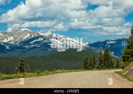 Blick von der Boreas Pass Road in Colorado. Die Denver, South Park and Pacific Narrow Gauge Railroad diente einst dieser Gegend und historischen Gebäuden. Stockfoto