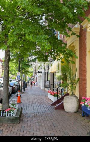 Alexandria, Virginia, USA - 1. Mai 2024: Geschäfte in der King Street, der Hauptstraße der Stadt Alexandria Stockfoto