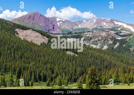 Blick von der Boreas Pass Road in Colorado. Die Denver, South Park and Pacific Narrow Gauge Railroad diente einst dieser Gegend und historischen Gebäuden. Stockfoto