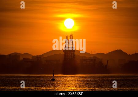 Ölbohranlage in Guanabara Bay mit Sonnenaufgang in Rio de Janeiro, Brasilien Stockfoto