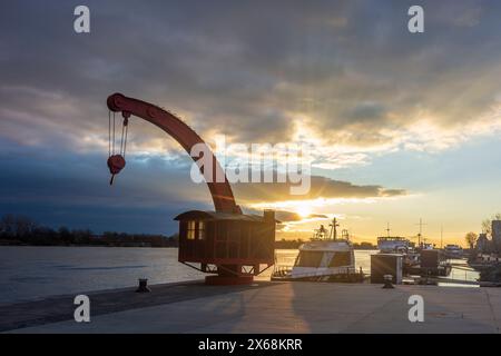 Wien, Donau bei Sonnenaufgang, alter Hafenkran, Bootsanleger Handelskai in 02. Leopoldstadt, Wien, Österreich Stockfoto