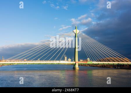 Wien, Donaustadtbrücke, Donau, U-Bahn U2, Donaucity 02. Leopoldstadt, Wien, Österreich Stockfoto