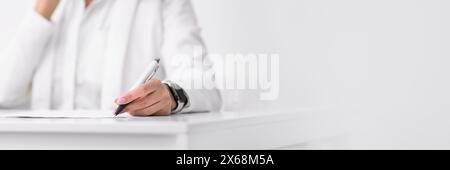 Geschäftsfrau, die telefoniert und schreibt, abgeschnitten Stockfoto