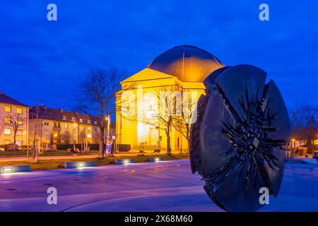 Darmstadt, Kirche St. Ludwig, Platz Georg-Büchner-Platz, Kunstwerk 'Grande Disco' im Stadtteil Bergstraße, Hessen, Deutschland Stockfoto