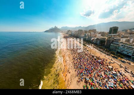 Überfüllter Ipanema Beach in Rio de Janeiro aus der Vogelperspektive an einem heißen sonnigen Tag Stockfoto