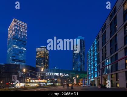 Frankfurt am Main, Stadtteil Europaviertel, Straße Europa-Allee, Einkaufszentrum Skyline Plaza, Hochhäuser EINS, Turm 185, Grand Tower (FLTR) in Frankfurt Rhein-Main, Hessen, Deutschland Stockfoto