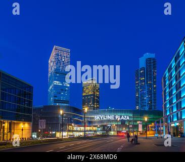 Frankfurt am Main, Stadtteil Europaviertel, Straße Europa-Allee, Einkaufszentrum Skyline Plaza, Hochhäuser EINS, Turm 185, Grand Tower (FLTR) in Frankfurt Rhein-Main, Hessen, Deutschland Stockfoto