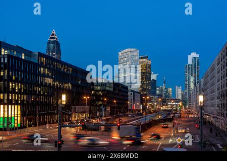 Frankfurt am Main, Stadtteil Europaviertel, Straße Europa-Allee, Einkaufszentrum Skyline Plaza, Hochhäuser Messeturm, ONE, Tower 185, Grand Tower (FLTR) in Frankfurt Rhein-Main, Hessen, Deutschland Stockfoto