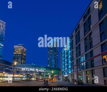 Frankfurt am Main, Stadtteil Europaviertel, Straße Europa-Allee, Einkaufszentrum Skyline Plaza, Hochhäuser EINS, Turm 185, Grand Tower (FLTR) in Frankfurt Rhein-Main, Hessen, Deutschland Stockfoto