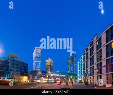 Frankfurt am Main, Stadtteil Europaviertel, Straße Europa-Allee, Einkaufszentrum Skyline Plaza, Hochhäuser EINS, Turm 185, Grand Tower (FLTR) in Frankfurt Rhein-Main, Hessen, Deutschland Stockfoto