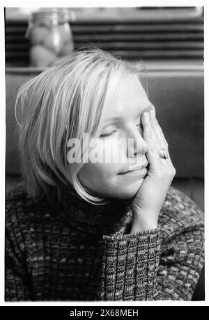 NINA PERSSON, PORTRÄT, 1996: Ein Porträt der schwedischen Sängerin Nina Persson von The Cardigans im Al Bacio Italian Restaurant in Bristol, England, Großbritannien am 9. November 1996. Foto: Rob Watkins. INFO: The Cardigans, eine schwedische Band, die in den frühen 90er Jahren gegründet wurde, erlangte mit Hits wie Lovefool internationale Bekanntheit. Ihr eklektischer Sound verbindet Pop-, Rock- und Indie-Elemente, geprägt von Nina Perssons unverwechselbarem Gesang und einer Vorliebe für eingängige Melodien Stockfoto