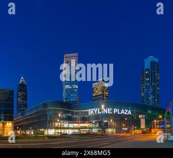 Frankfurt am Main, Stadtteil Europaviertel, Straße Europa-Allee, Einkaufszentrum Skyline Plaza, Hochhäuser Messeturm, ONE, Tower 185, Grand Tower (FLTR) in Frankfurt Rhein-Main, Hessen, Deutschland Stockfoto