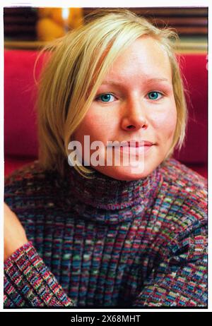 NINA PERSSON, PORTRÄT, 1996: Ein Porträt der schwedischen Sängerin Nina Persson von The Cardigans im Al Bacio Italian Restaurant in Bristol, England, Großbritannien am 9. November 1996. Foto: Rob Watkins. INFO: The Cardigans, eine schwedische Band, die in den frühen 90er Jahren gegründet wurde, erlangte mit Hits wie Lovefool internationale Bekanntheit. Ihr eklektischer Sound verbindet Pop-, Rock- und Indie-Elemente, geprägt von Nina Perssons unverwechselbarem Gesang und einer Vorliebe für eingängige Melodien Stockfoto