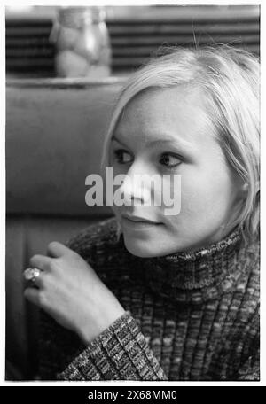 NINA PERSSON, PORTRÄT, 1996: Ein Porträt der schwedischen Sängerin Nina Persson von The Cardigans im Al Bacio Italian Restaurant in Bristol, England, Großbritannien am 9. November 1996. Foto: Rob Watkins. INFO: The Cardigans, eine schwedische Band, die in den frühen 90er Jahren gegründet wurde, erlangte mit Hits wie Lovefool internationale Bekanntheit. Ihr eklektischer Sound verbindet Pop-, Rock- und Indie-Elemente, geprägt von Nina Perssons unverwechselbarem Gesang und einer Vorliebe für eingängige Melodien Stockfoto