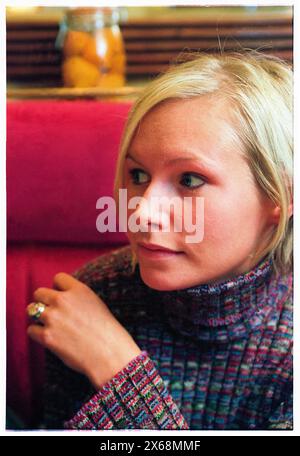 NINA PERSSON, PORTRÄT, 1996: Ein Porträt der schwedischen Sängerin Nina Persson von The Cardigans im Al Bacio Italian Restaurant in Bristol, England, Großbritannien am 9. November 1996. Foto: Rob Watkins. INFO: The Cardigans, eine schwedische Band, die in den frühen 90er Jahren gegründet wurde, erlangte mit Hits wie Lovefool internationale Bekanntheit. Ihr eklektischer Sound verbindet Pop-, Rock- und Indie-Elemente, geprägt von Nina Perssons unverwechselbarem Gesang und einer Vorliebe für eingängige Melodien Stockfoto