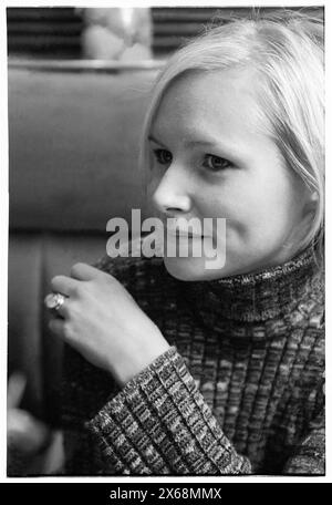 NINA PERSSON, PORTRÄT, 1996: Ein Porträt der schwedischen Sängerin Nina Persson von The Cardigans im Al Bacio Italian Restaurant in Bristol, England, Großbritannien am 9. November 1996. Foto: Rob Watkins. INFO: The Cardigans, eine schwedische Band, die in den frühen 90er Jahren gegründet wurde, erlangte mit Hits wie Lovefool internationale Bekanntheit. Ihr eklektischer Sound verbindet Pop-, Rock- und Indie-Elemente, geprägt von Nina Perssons unverwechselbarem Gesang und einer Vorliebe für eingängige Melodien Stockfoto