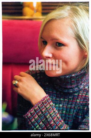 NINA PERSSON, PORTRÄT, 1996: Ein Porträt der schwedischen Sängerin Nina Persson von The Cardigans im Al Bacio Italian Restaurant in Bristol, England, Großbritannien am 9. November 1996. Foto: Rob Watkins. INFO: The Cardigans, eine schwedische Band, die in den frühen 90er Jahren gegründet wurde, erlangte mit Hits wie Lovefool internationale Bekanntheit. Ihr eklektischer Sound verbindet Pop-, Rock- und Indie-Elemente, geprägt von Nina Perssons unverwechselbarem Gesang und einer Vorliebe für eingängige Melodien Stockfoto