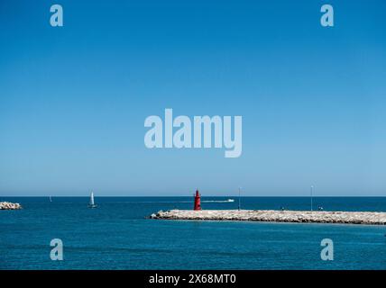 Der Hafeneingang in Trani, Italien. Stockfoto