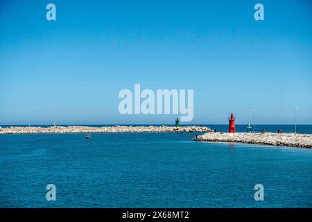 Der Hafeneingang in Trani, Italien. Stockfoto