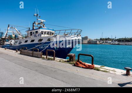 Kommerzieller Fischtrawler, Liegeplatz in Trani, Italien. Stockfoto