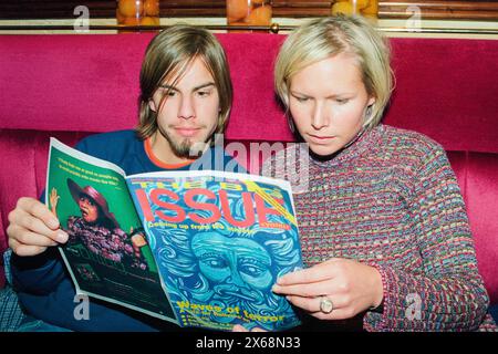 NINA PERSSON, BENGT LAGERBERG, BIG ISSUE, 1996: Die schwedische Sängerin Nina Persson und der Schlagzeuger Bengt Lagerberg lesen am 9. November 1996 im Al Bacio Italian Restaurant in Bristol, England. Foto: Rob Watkins. INFO: The Cardigans, eine schwedische Band, die in den frühen 90er Jahren gegründet wurde, erlangte mit Hits wie Lovefool internationale Bekanntheit. Ihr eklektischer Sound verbindet Pop-, Rock- und Indie-Elemente, geprägt von Nina Perssons unverwechselbarem Gesang und einer Vorliebe für eingängige Melodien Stockfoto