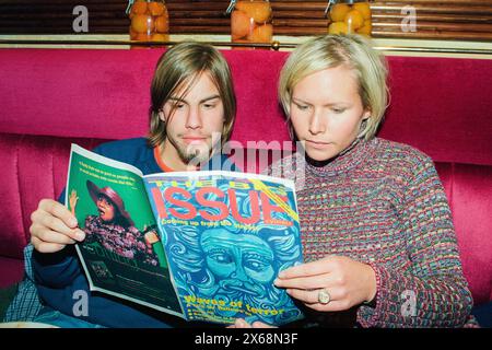 NINA PERSSON, BENGT LAGERBERG, BIG ISSUE, 1996: Die schwedische Sängerin Nina Persson und der Schlagzeuger Bengt Lagerberg lesen am 9. November 1996 im Al Bacio Italian Restaurant in Bristol, England. Foto: Rob Watkins. INFO: The Cardigans, eine schwedische Band, die in den frühen 90er Jahren gegründet wurde, erlangte mit Hits wie Lovefool internationale Bekanntheit. Ihr eklektischer Sound verbindet Pop-, Rock- und Indie-Elemente, geprägt von Nina Perssons unverwechselbarem Gesang und einer Vorliebe für eingängige Melodien Stockfoto