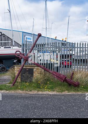 Der Eintritt zum Royal Northumberland Yacht Club in Blyth ist mit einem Anker und einer Plakette gekennzeichnet. Stockfoto