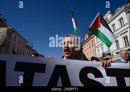 Solidarität Mit Der Palästinenserkundgebung In Warschau. Ein Demonstrant trägt ein Banner während einer Solidaritätskundgebung mit Palästina am 12. Mai 2024 in Warschau, Polen. Hundert Menschen marschierten durch Warschau, um Solidarität mit Palästina zu zeigen. Warschau Polen Copyright: XAleksanderxKalkax Stockfoto