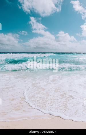 Unberührter weißer Sandstrand mit türkisfarbenem Wasser unter bewölktem Himmel, Cozumel, Mexiko Stockfoto
