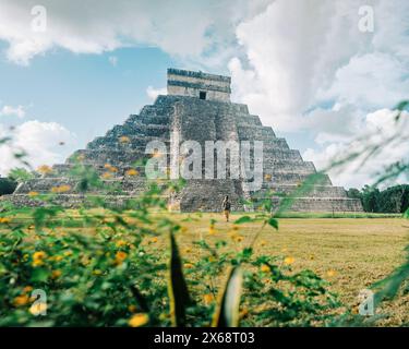 Chichen Itza Pyramide durch den lebendigen Vordergrund, Mexiko. Stockfoto